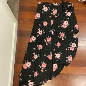 Skirt from H&M size USA to color black with pink flowers With tying on the side